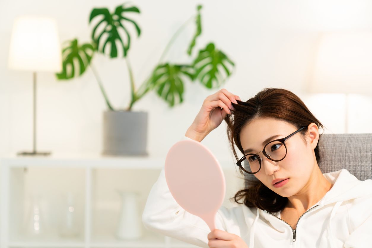 【兩側白髮原因】年紀輕輕兩鬢發白？拆解7大成因、4大中醫調理法拯救烏黑秀髮！