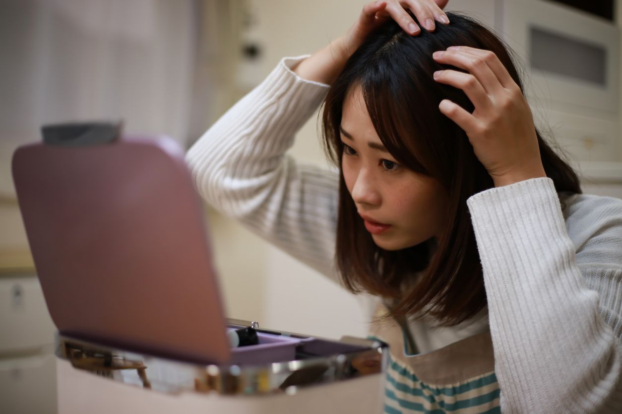 女士脫髮原因：拆解7大女士脫髮原因+5大先兆與防脫髮全攻略！