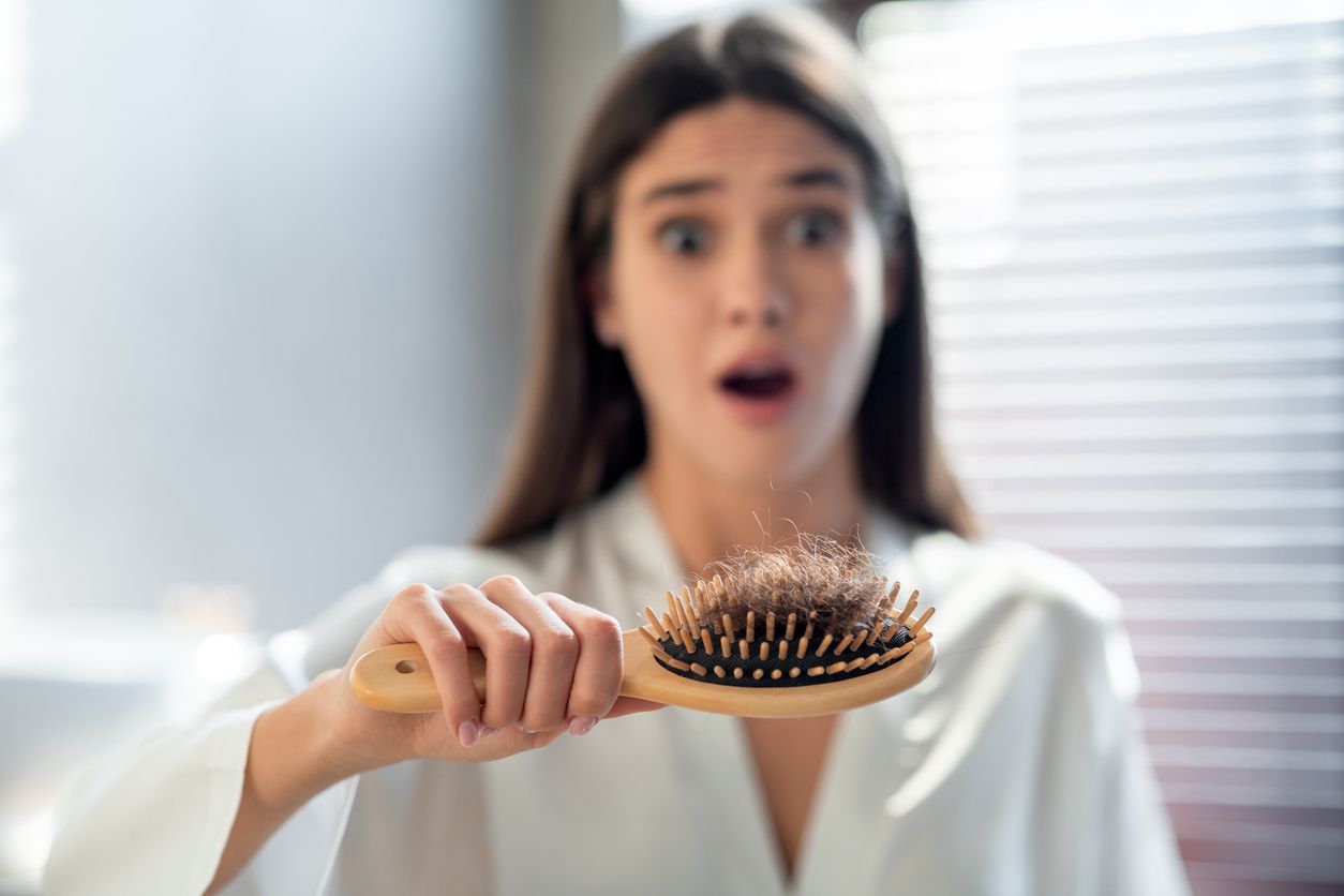 如何改善脫髮初期？5個居家養護策略與生髮食物+3大專業治療方式全攻略 
