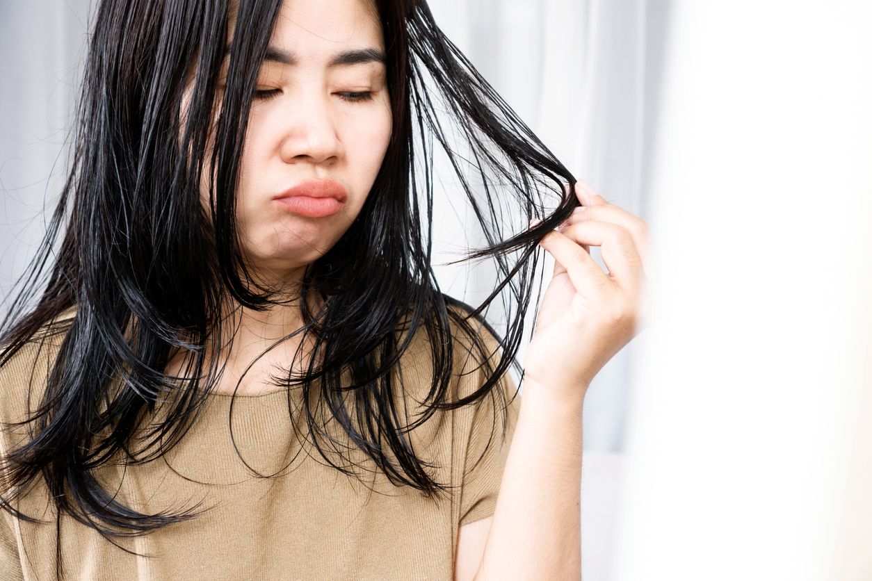 【頭油味很重怎麼辦】頭臭成因有哪些？7大急救方法、3招自我檢測與正確洗頭步驟！