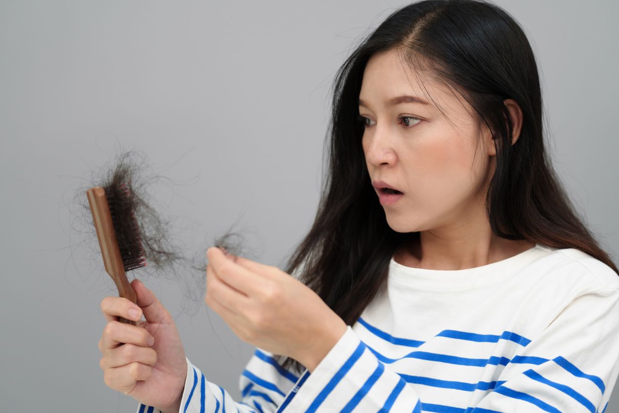 【女性脫髮】90%港女曾誤踩甩頭髮禁區？8大原因及8種超級食物全攻略，附無痛爆髮秘訣！