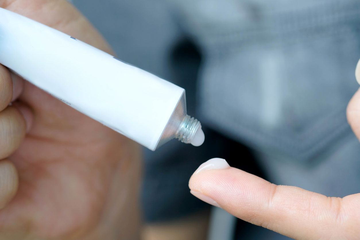 痔瘡膏去眼袋極危險！醫生拆解潛在風險與正確的眼袋消腫法
