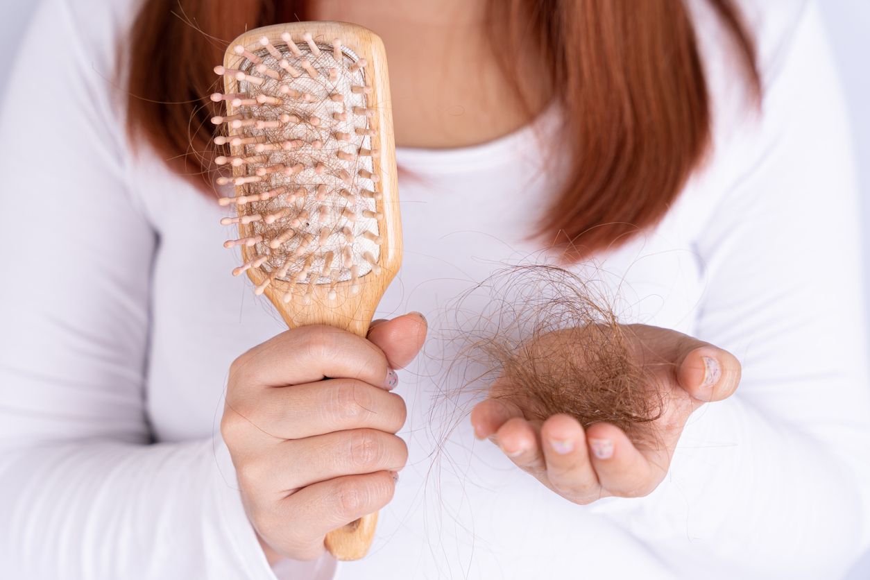 女士脫髮先兆全攻略：正常掉髮量是多少？1分鐘自測法+5大脫髮原因直擊！