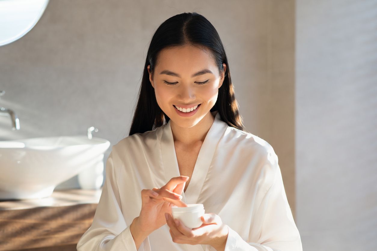 法令紋消除保養品：視覺顯老十歲的兩道深溝？解析5大常見成因+網民激推7款抗皺神物！