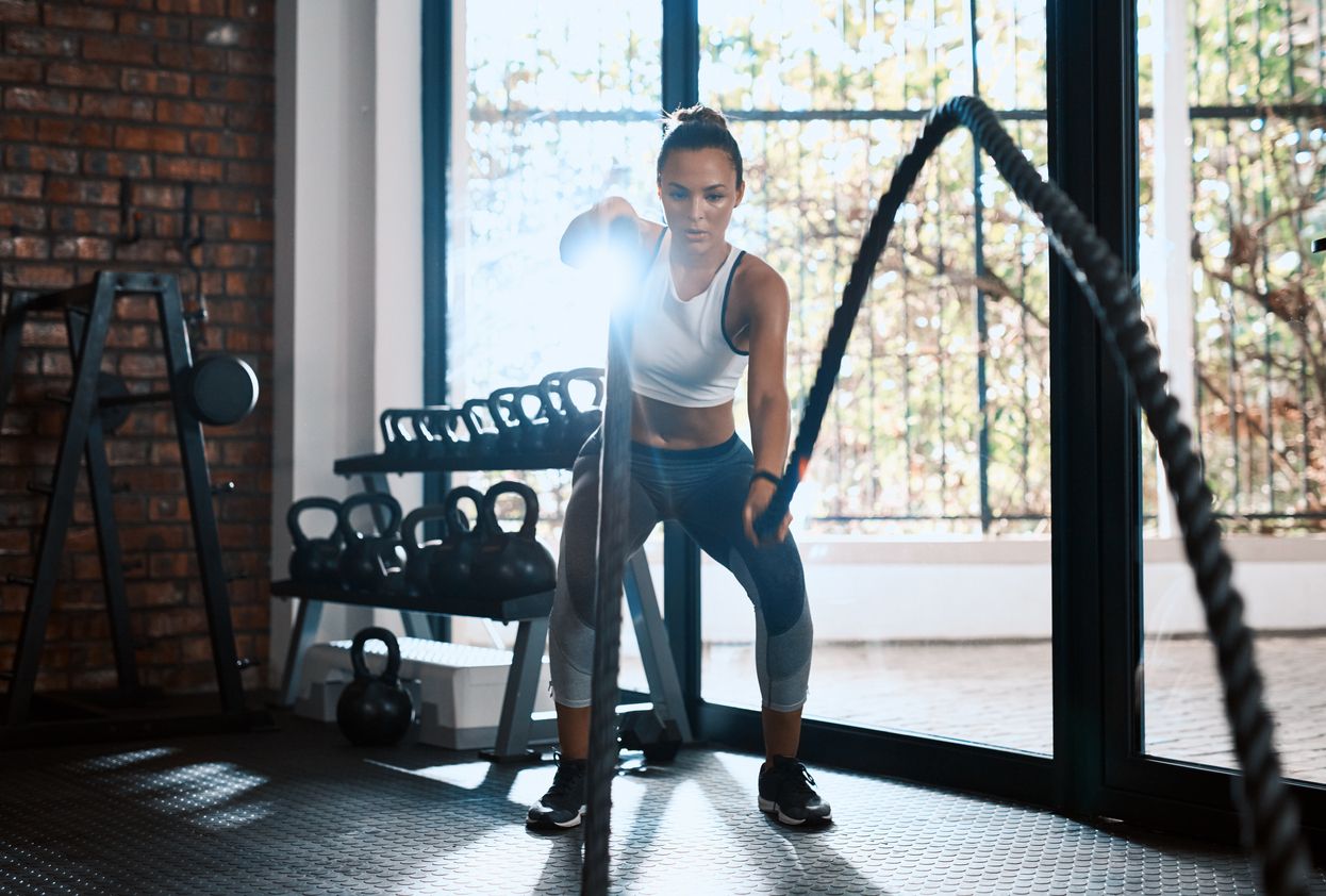 HIIT 高強度間歇訓練：每天20分鐘 + 3大無械運動，在家暴汗狂燒卡路里！