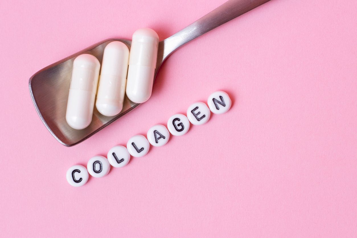 膠原蛋白膠囊保健食品特寫,粉紅背景搭配 Collagen 字母珠與湯匙